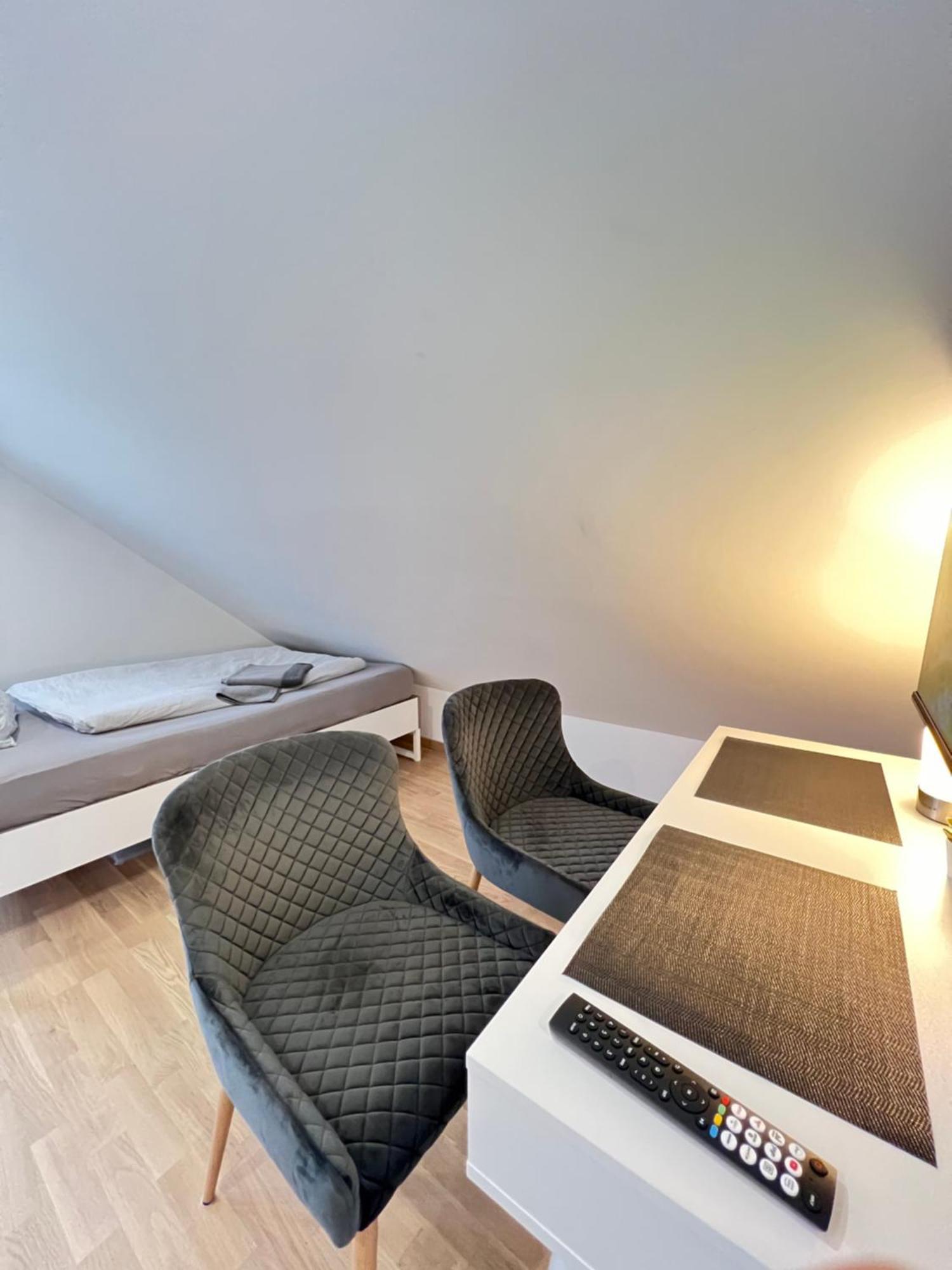 Charmantes Studio-Apartment Im Herzen Von Neureut - Fussbodenheizung, Regendusche, Waschmaschine, Stellplatz คาร์ลสรูเฮอ ภายนอก รูปภาพ