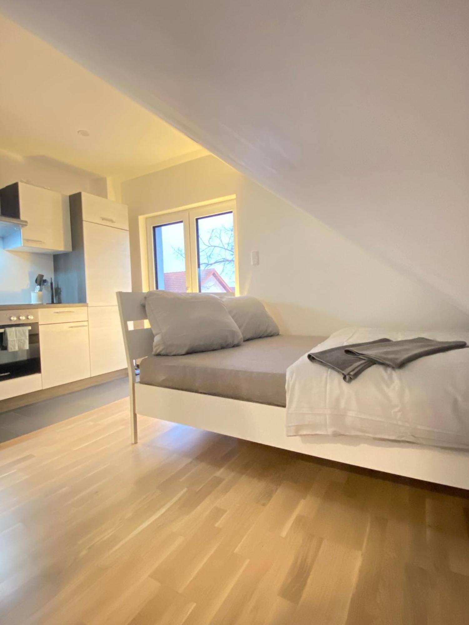 Charmantes Studio-Apartment Im Herzen Von Neureut - Fussbodenheizung, Regendusche, Waschmaschine, Stellplatz คาร์ลสรูเฮอ ภายนอก รูปภาพ